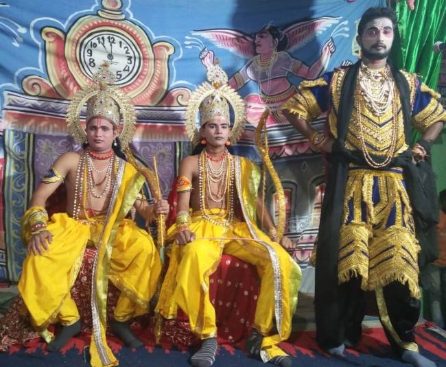 रामलीला का मंचन कर कलाकारों ने मोहा मन