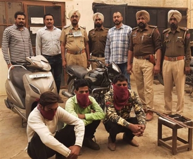 पुलिस की वर्दी पहन लूटपाट करने वाले तीन आरोपित गिरफ्तार