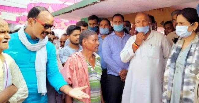 बस अड्डा परिसर में अतिक्रमण देख नाराज हुए डीएम
