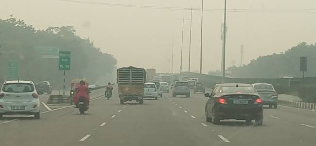 चार दिन बाद प्रदूषण में थोड़ी राहत, पर जहरीली हवा बरकरार