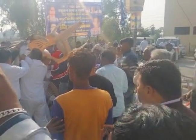 बसपा के नए प्रदेश प्रभारी के सामने भिड़े दावेदारों के समर्थक