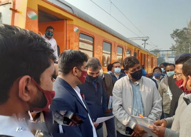 बुकिग ब्रांच में सफाई नहीं देख खफा हुए डीआरएम, कर्मियों की लगाई लताड़