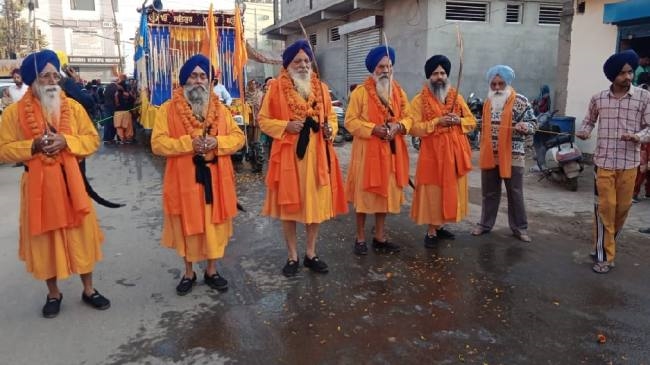 गुरु तेग बहादुर की शहीदी पर नगर कीर्तन में उमड़े श्रद्धालु