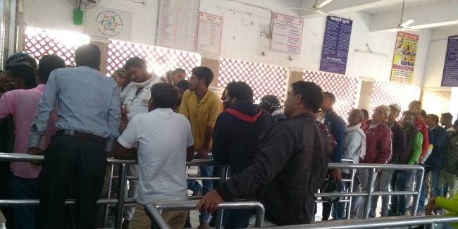 काउंटर पर आरक्षण टिकट को लेकर यात्रियों में घमासान