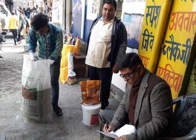 कृषि रक्षा अधिकारी का फर्टिलाइजर की दुकानों पर छापा