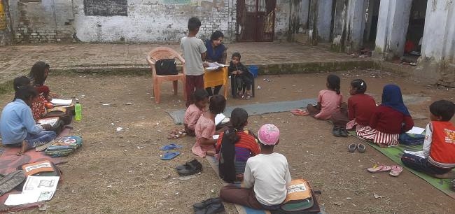 बीएसए के निर्देश के 11 दिन बाद भी नहीं कार्यमुक्त हुए संबद्ध शिक्षक