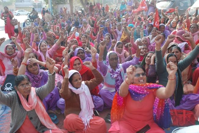 आंगनबाड़ी वर्कर ने किया प्रदर्शन, रखी तालाबंद हड़ताल