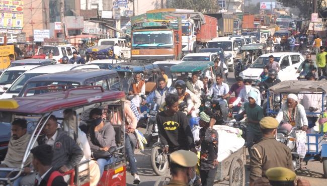 जाम में घंटों फंसे रहे वाहन, ट्राली की लाइन वर्मा मार्केट तक पहुंची