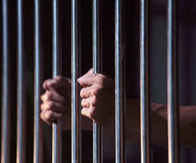 मुजफ्फरनगर में छात्राओं से छेड़छाड़ का दूसरा आरोपित संचालक भी गया जेल, स्कूल पर दूसरे दिन भी लटका रहा ताला