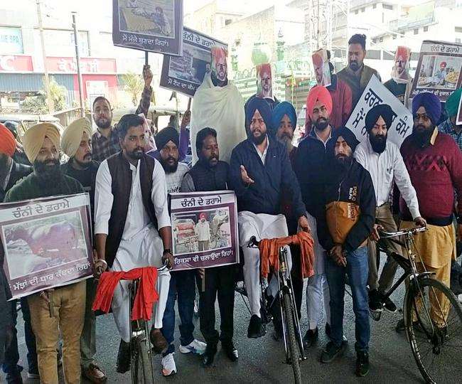 लुधियाना में यूथ अकाली दल का अनोखा प्रदर्शन, सीएम चरणजीत सिंह चन्नी के साथ दौड़ाए रिक्शा