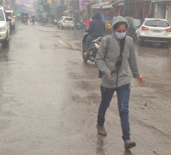 शाहजहांपुर में फुहार के साथ 10.5 मिमी बारिश, 4.7 डिग्री पारा गिरा