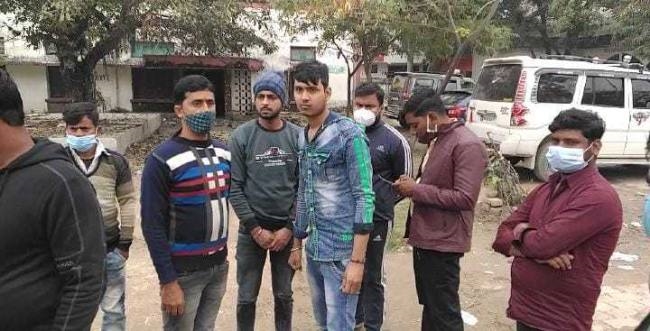 मीरगंज में अनियंत्रित कार ने पिता-पुत्र को रौंदा, पिता की मौत