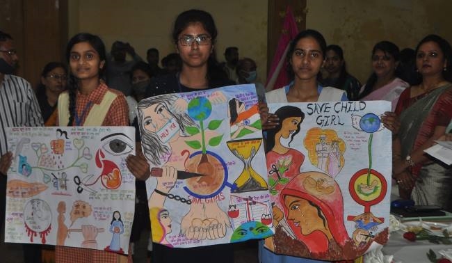 शिक्षा, खेल में उत्कृष्ट कार्य करने वाली छात्राएं व महिलाएं सम्मानित