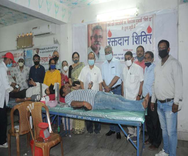 Blood Donation Jamshedpur: चित्तो मुखर्जी व वीर शहीदों की स्मृति में 131 लोगों ने किया रक्तदान