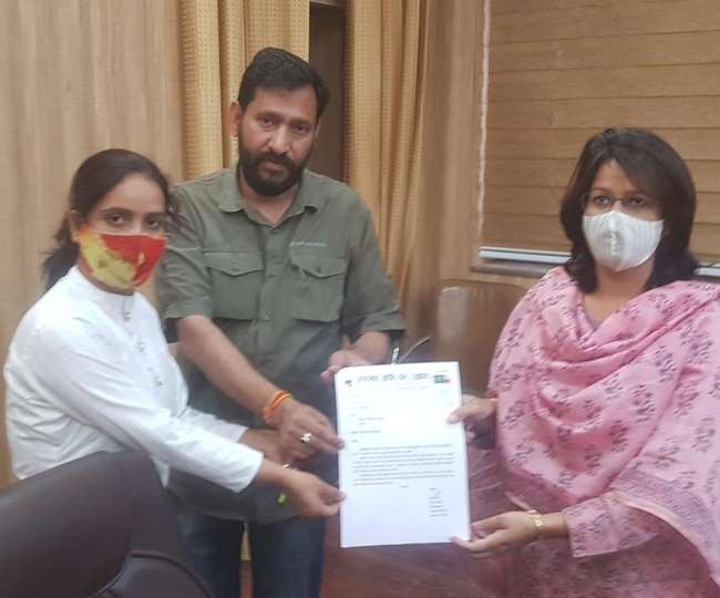शराब का ठेका हटाने के लिए जिलाधिकारी से मिले उक्रांद कार्यकर्त्ता, जिलाधिकारी ने दिया आश्वासन