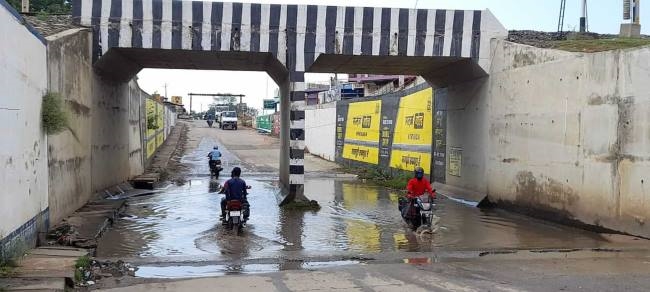 रेलवे ओवरब्रिज के मुख्य पथ पर जमा पानी दे रहा दुर्घटना को दावत