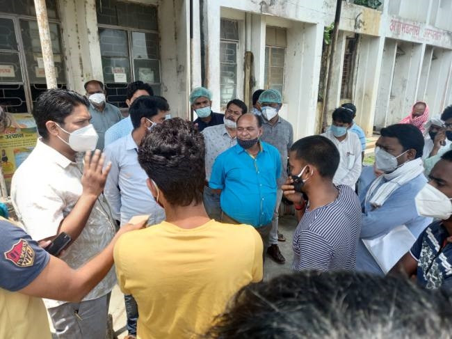 वैक्सीन नहीं लगाए जाने पर
युवाओं ने किया हंगामा