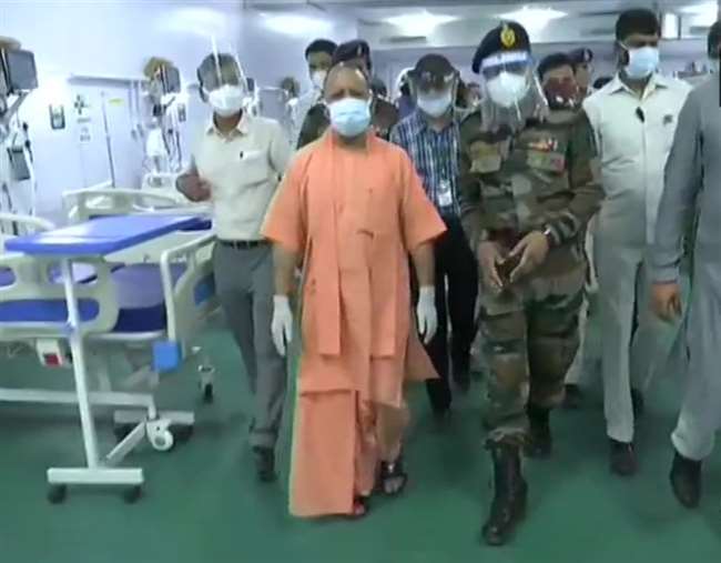CM Yogi Adityanath in Varanasi : मुख्यमंत्री योगी आदित्यनाथ ने DRDO के अस्पताल का लिया जायजा