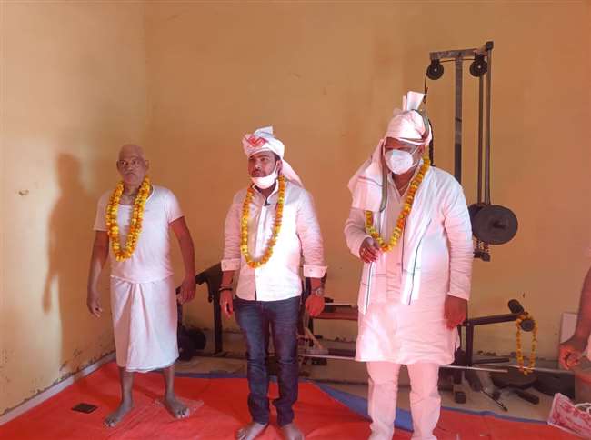 वाराणसी में कोरोना पाॅजिटिव ग्राम प्रधान घर-घर बांट रहे काेरोना संक्रमण, खबर पढ़कर रह जाएंगे दंग