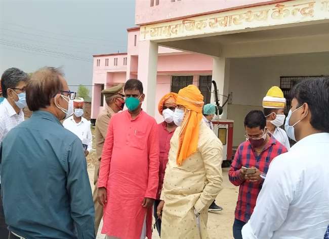 बलिया में मंत्री के सामने खुली आक्सीजन और दवाओं की पोल, बोले - भ्रष्ट अधिकारी सरकार को कर रहे बदनाम