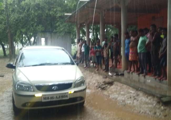 Jaunpur के बदलापुर में पुलिस पर फायरिंग कर युवती संग कार छोड़ भागे बदमाश, इलाके की घेराबंदी