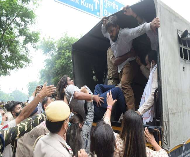 राहुल गांधी का अकाउंट अस्थायी रूप से निलंबित, ट्वीटर के खिलाफ सड़कों पर उतरे कांग्रेस कार्यकर्ता