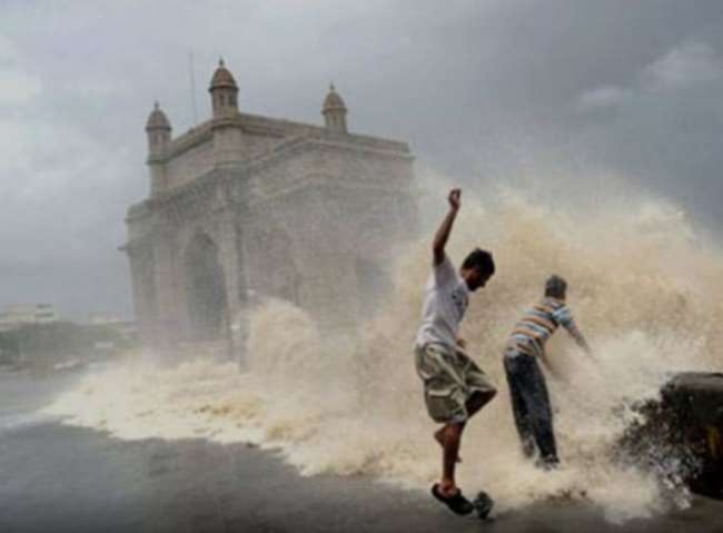Mumbai Rains: मुंबई समेत महाराष्ट्र के कई स्थानों पर भारी बारिश का अलर्ट, समुद्र में उठेंगी ऊंची लहरें