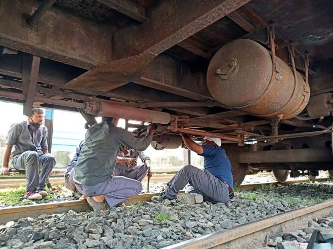 ब्रेक बाइंडिग से मालगाड़ी के पहिए हुए जाम