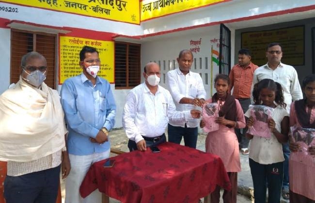 बीएसए के हाथों ड्रेस व पुस्तक पाकर चहक उठे बच्चे