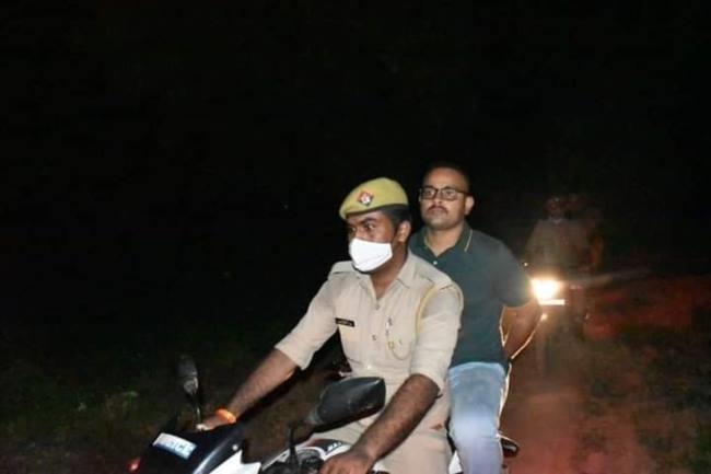 गुम बच्चे की तलाश में बाइक से निकले एसपी, घरों की कराई तलाशी