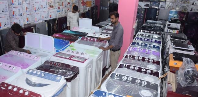 तकनीक व नए उत्पादों से ग्राहकों को लुभा रहा इलेक्ट्रॉनिक बाजार