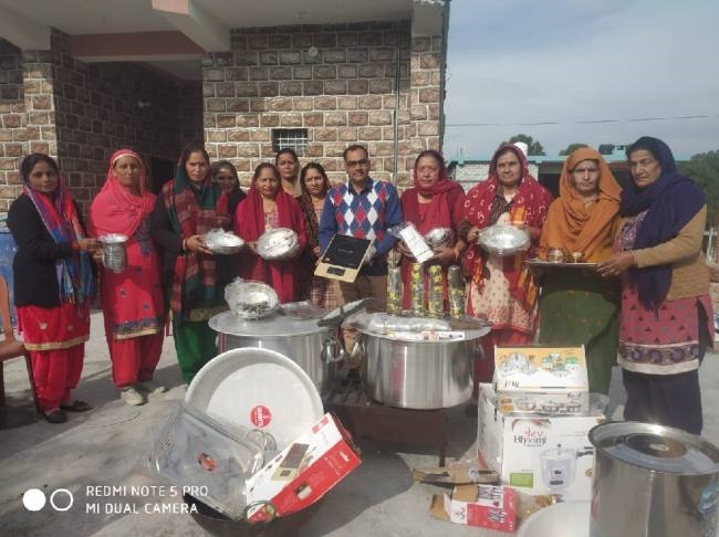 सुक्खू ने गाहलियां महिला मंडल को बांटे बर्तन