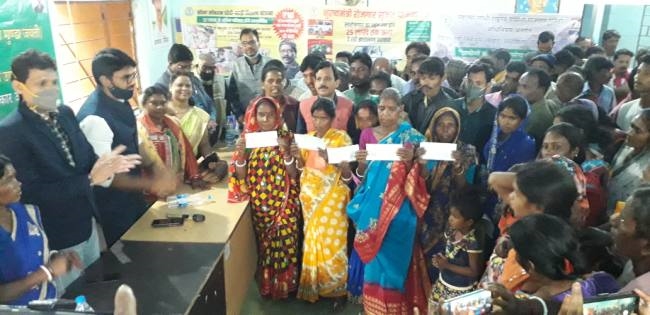 हड़िया बेच रही पांच महिला को मिली सहयोग राशि