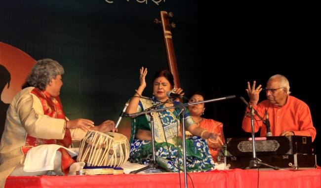 स्वर, लय और ताल की त्रिवेणी पर झूम उठा वृंदावन