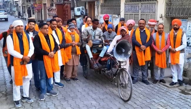 काशी विश्वनाथ कारिडोर खोलने की खुशी में प्रभातफेरी निकाली
