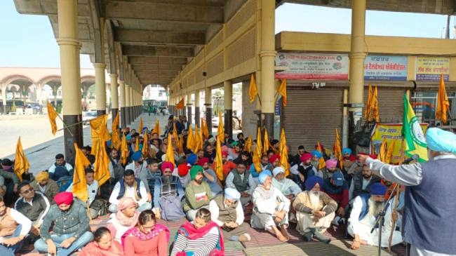 अस्थायी कर्मचारियों के नियमित करे सरकार