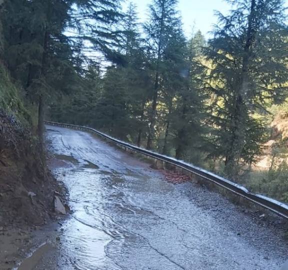 चम्पावत में नालियां चोक होने से सड़कों पर भरा पानी