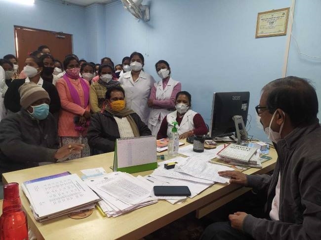 अधिक काम लेने पर भड़कीं नर्स, धरना देकर जताया विरोध