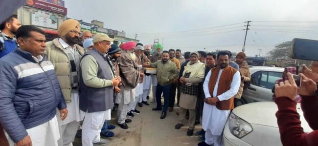 भीड़ जुटाकर उड़ाई आचार संहिता की धज्जियां