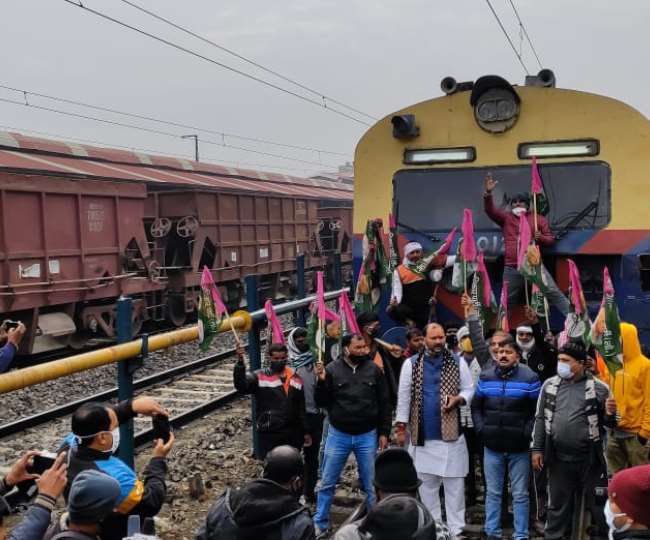 पप्पू यादव के समर्थकों ने गया पटना पैसेंजर ट्रेन को रोका, एमएसपी और बिहार में बढ़ते अपराध को लेकर जाप का प्रदर्शन