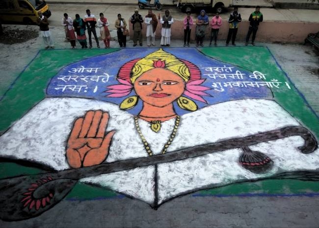 मां सरस्वती का रेखाचित्र बनाकर किया नमन
