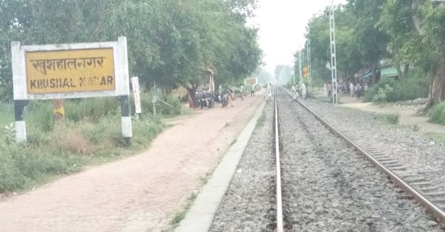 खुशहाल नगर रेलवे स्टेशन पर यात्री सुविधाओं का टोटा