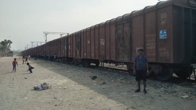 रैक प्वाइंट पर 20 दिनों से खड़ी है सीमेंट लोडेड मालगाड़ी
