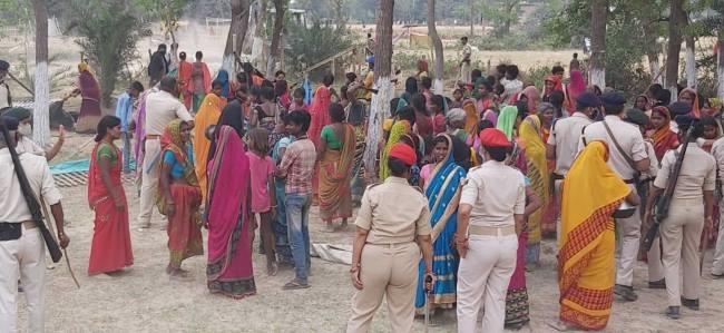 अतिक्रमण खाली कराने पहुंचे पुलिस-प्रशासन पर पथराव, जेसीबी क्षतिग्रस्त