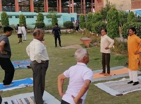 फिर शुरू हुआ कोरोना का खौफ, बचने के लिए योग की शरण में लोग Aligarh news