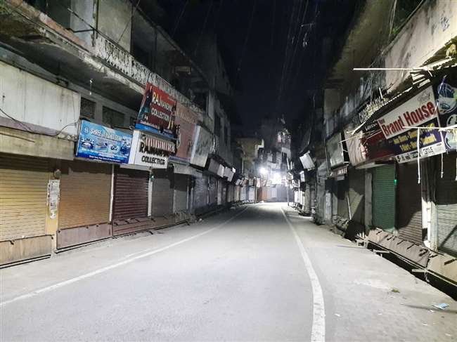 Night curfew in Moradabad : नाइट कर्फ्यू लगते ही शहर में छाया सन्नाटा, 10 बजते ही गिरने लगे दुकानों के शटर