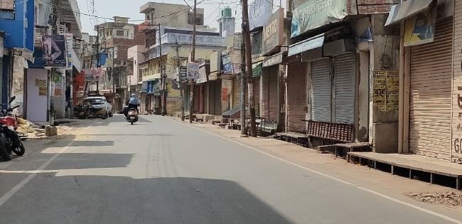 सुबह बाजारों में उमड़ी भीड़, दोपहर में सन्नाटा