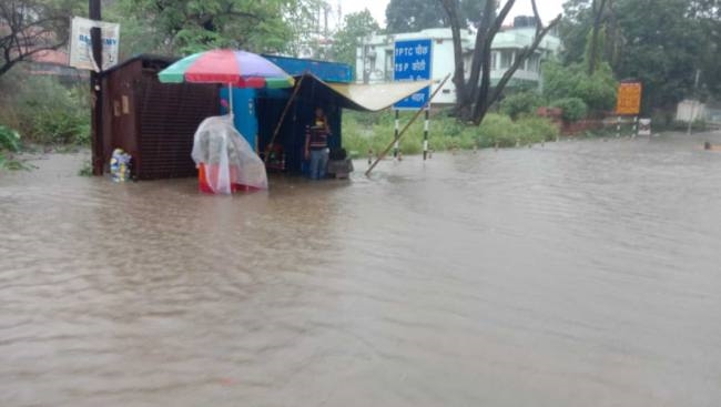घंटे भर की बारिश में पानी-पानी हुआ शहर