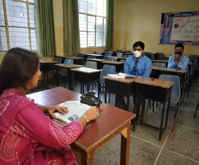 Delhi School Reopening: दिल्ली के स्कूलों ने शुरू की ऑनलाइन क्लासेस, सरकारी स्कूलों में गेस्ट टीचर्स का कॉन्ट्रैक्ट बढ़ा