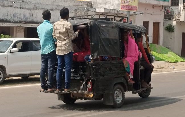 हर कदम पर उड़ रहीं यातायात नियमों की धज्जियां